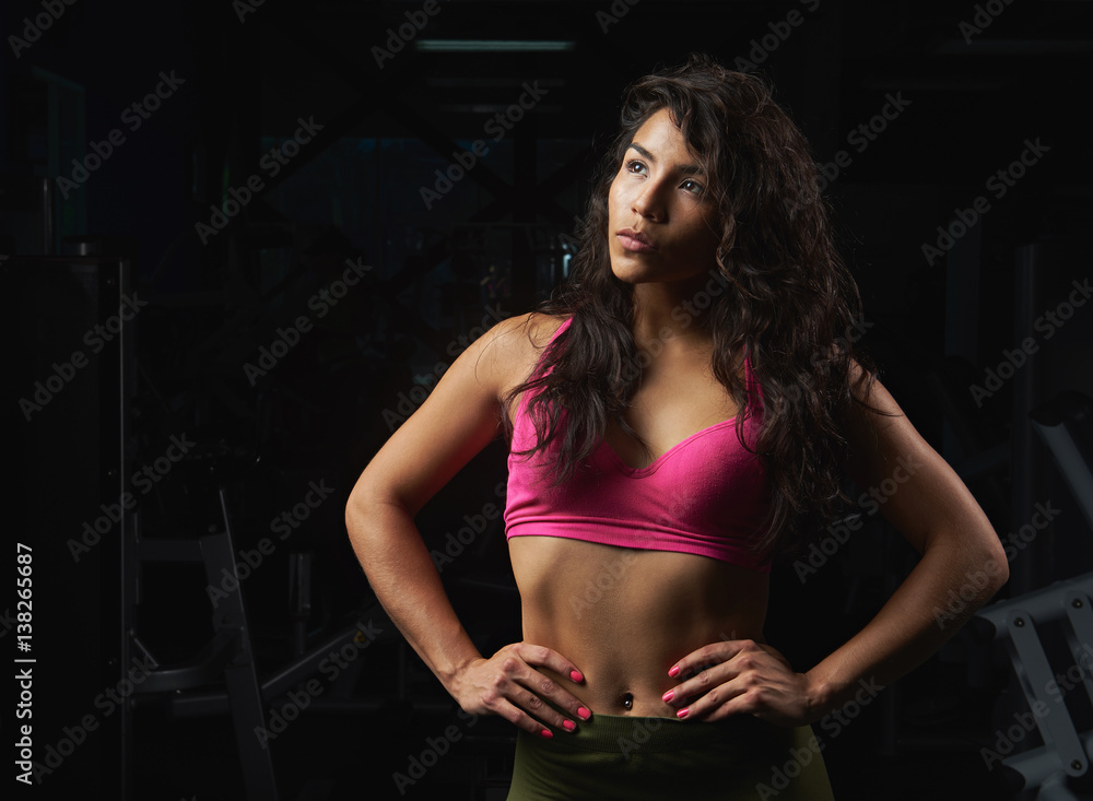 Obraz premium Portrait of hispanic skinny woman in gym