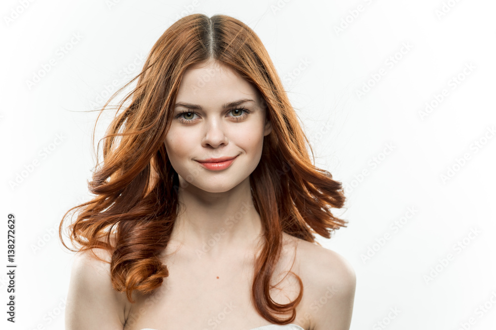 Naklejka premium red-haired woman with bare shoulders looking at the camera
