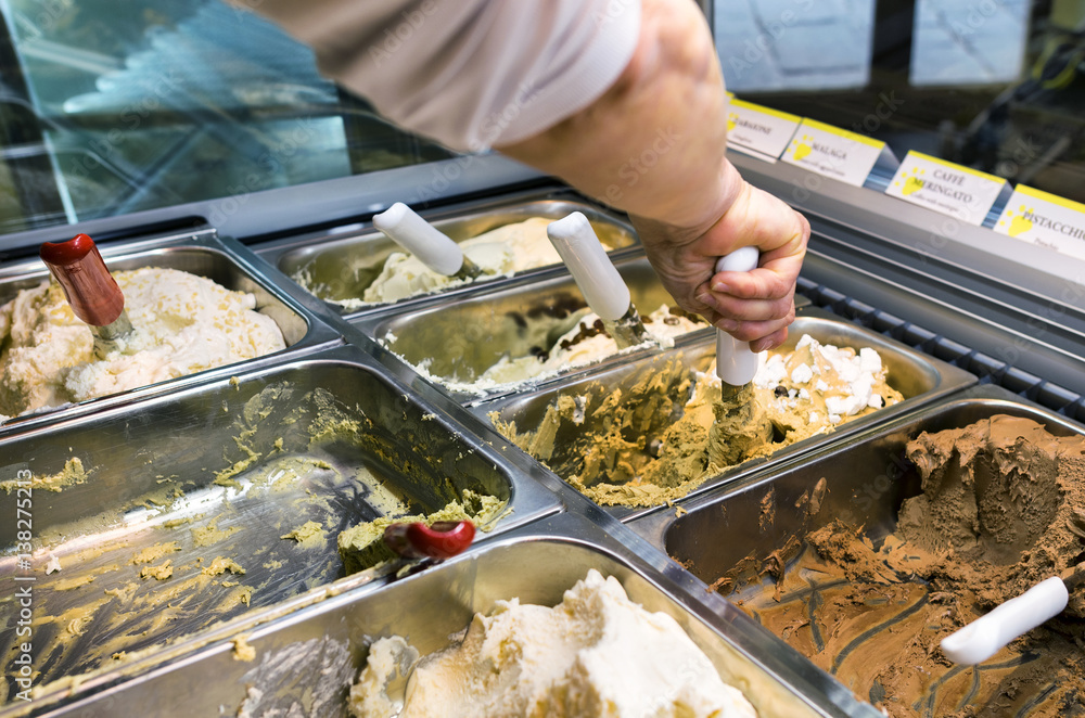 Obraz premium Serving fresh ice creams