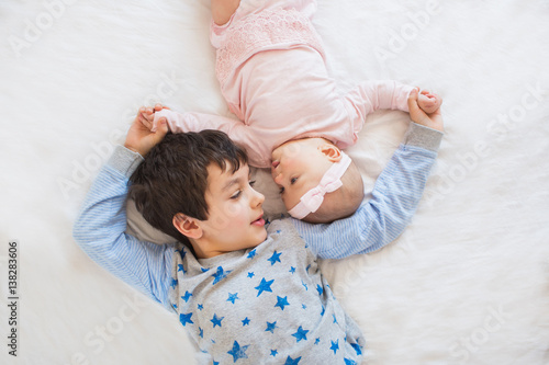 Photographie TOP VIEW: Portrait of cute brother with his little sister