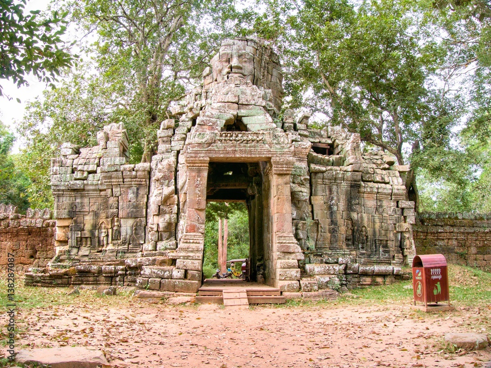 Naklejka premium Temple with 4 faces angkor wat