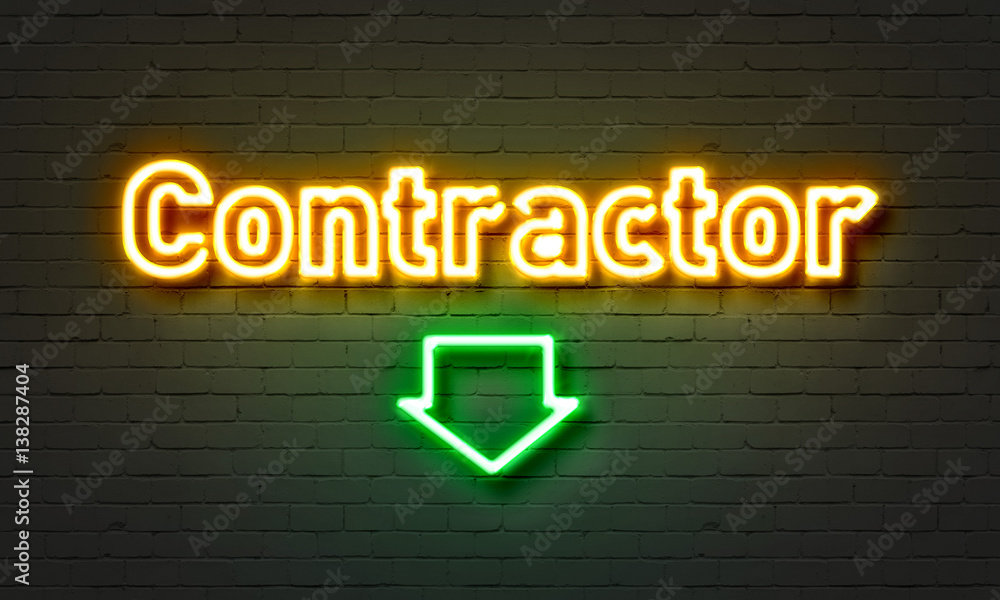 Obraz premium Contractor neon sign on brick wall background.