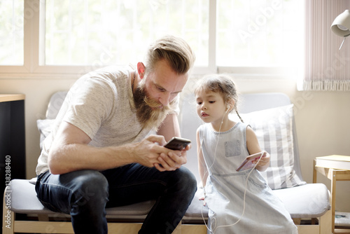 Father Daughter Using Devices Concept © Rawpixel.com