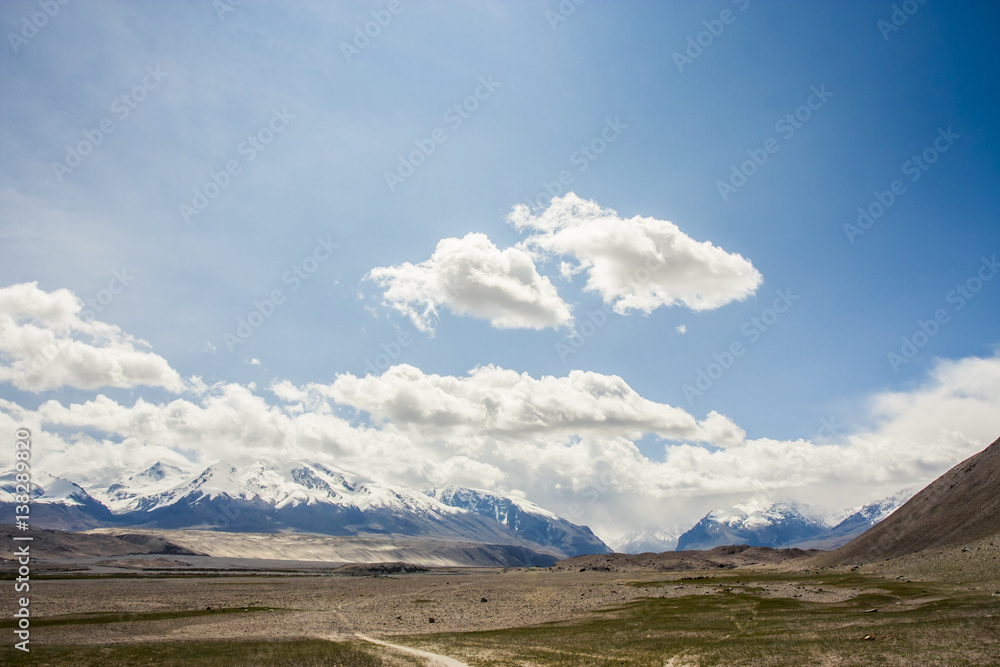Fototapeta premium View of stunning mountains along the Karakoram Highway in western China and northern Pakistan