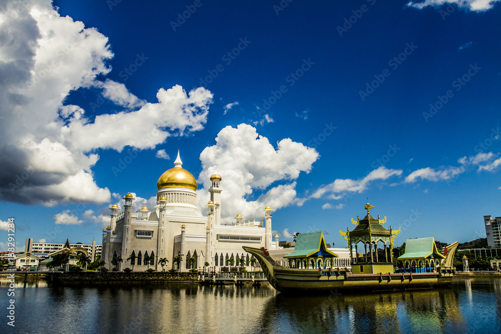 Fototapeta premium Sultan Omar Ali Saifuddin Mosque