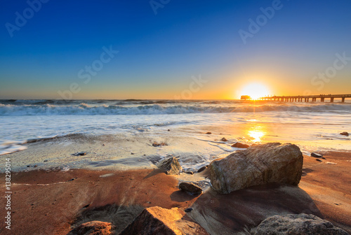 Strand bei der ehemaligem Landungsbrücke "Jetty" bei Sonnenuntergang, Swakopmund, Südatlantik, Erongo Region