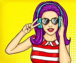 Glasbilder Sammlungen Sexy Pop-Art-Mädchen hält sich die Hände vor den Mund und flüstert über Rabatte und Verkäufe  © vectorpocket