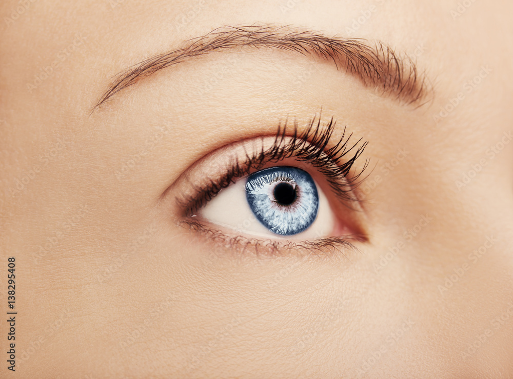 Obraz premium Piękny, wnikliwy wygląd brązowego oka kobiety