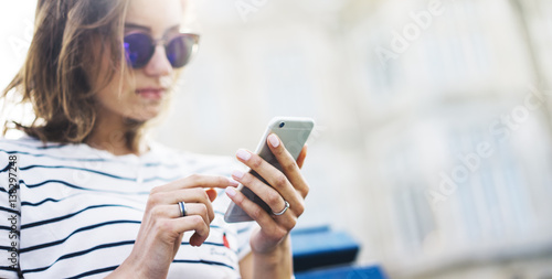 Billede på lærred Hipster texting message on smartphone or technology, mockup of blank screen