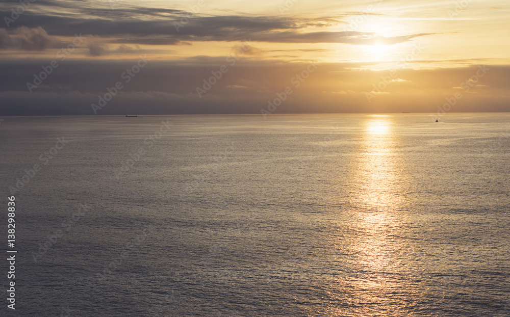 Obraz premium Clouds sky and sunlight sunset on horizon ocean. background seascape dramatic atmosphere rays sunrise. Relax view waves water sea, mockup nature evening concept perspective sunrise