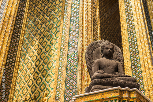 statues at grand palace