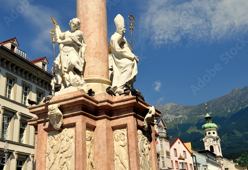 Heiligenstatuen auf dem Sockel der Annasäule photo