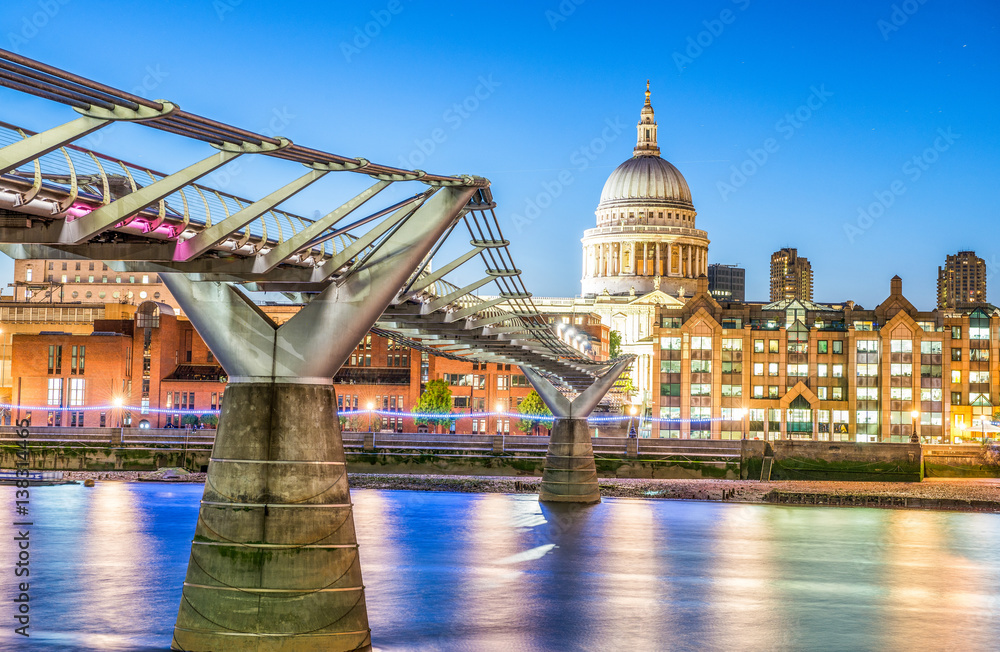 Fototapeta premium Millennium Bridge after sunset, London