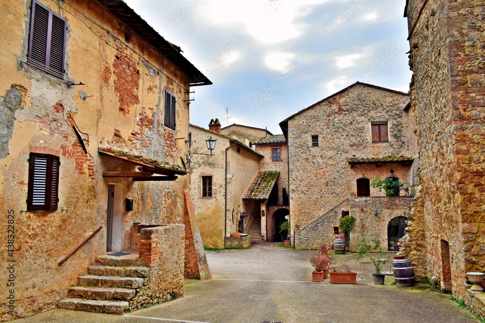 antico borgo toscano di Abbadia a Isola nel comune di Monteriggioni, Siena Italia
