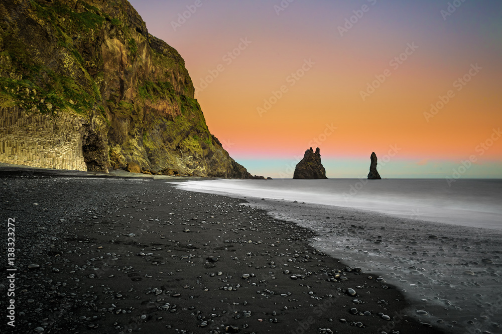 Φωτογραφία The black sand beach of Reynisfjara near Vik in south Iceland