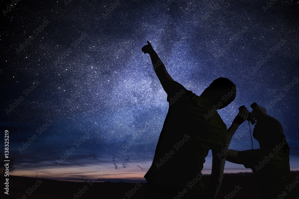Silhouettes of people observing stars in night sky. Astronomy concept. - obrazy, fototapety, plakaty 
