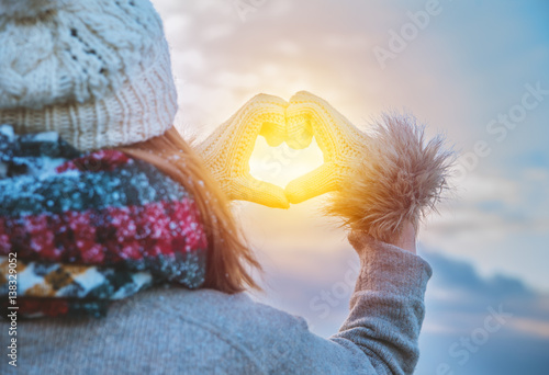 winter frau mit sonne in herz hand 