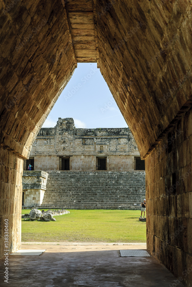 Obraz premium entry to a building in the quadrangle of the nuns in the Mayan archaeological enclosure of Uxmal in Yucatan, Mexico