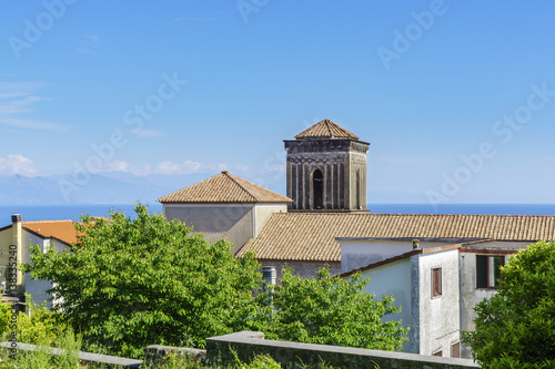 Blick über die Kathedrale von Policastro Bussentino auf den Golf in Richtung Maratea photo