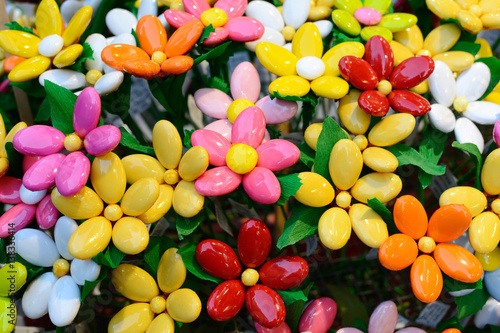Fotografie Decorazione di fiori artificiali con confetti