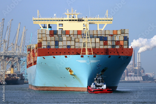 riesen Containerschiff von vorne in Rotterdamm Hafen