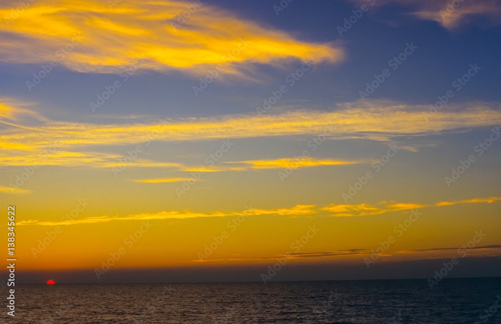 Sonnenuntergang über dem Mittelmeer zwischen Korsika und Italien, Europa
