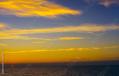 Fototapeta Naklejka Na Ścianę i Meble -  Sonnenuntergang über dem Mittelmeer zwischen Korsika und Italien, Europa