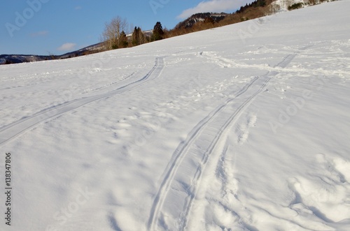 スキー場のそりの滑り跡