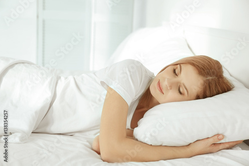 Young attractive woman slee...