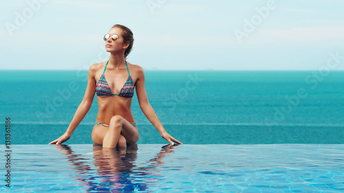 Obraz na płótnie Beautiful woman in an infinity pool w salonie
