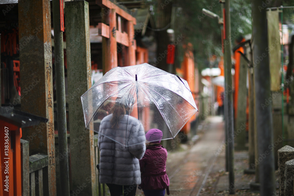 Φωτογραφία The woman with the girl going under an umbrella on the territory of the ancient