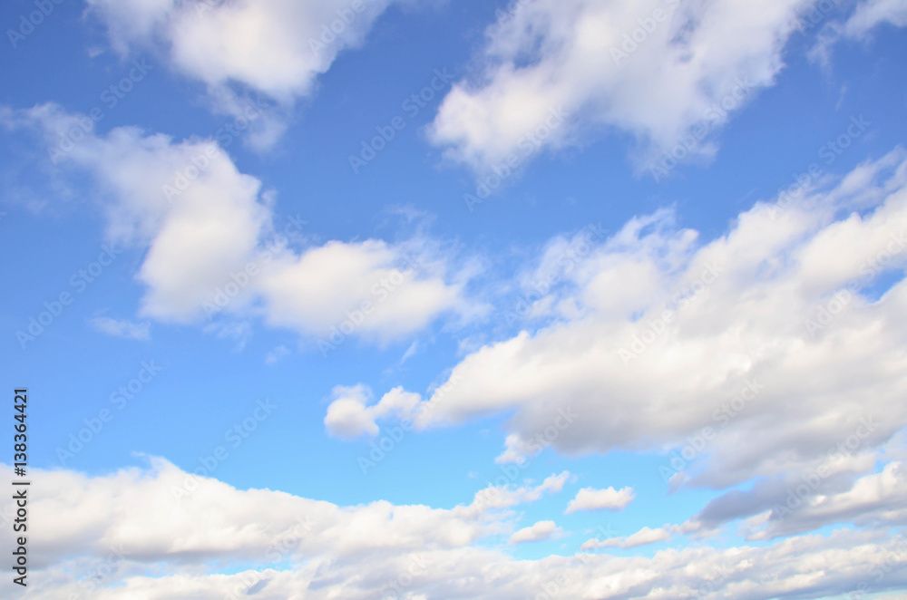 Cielo azul con nubes 
