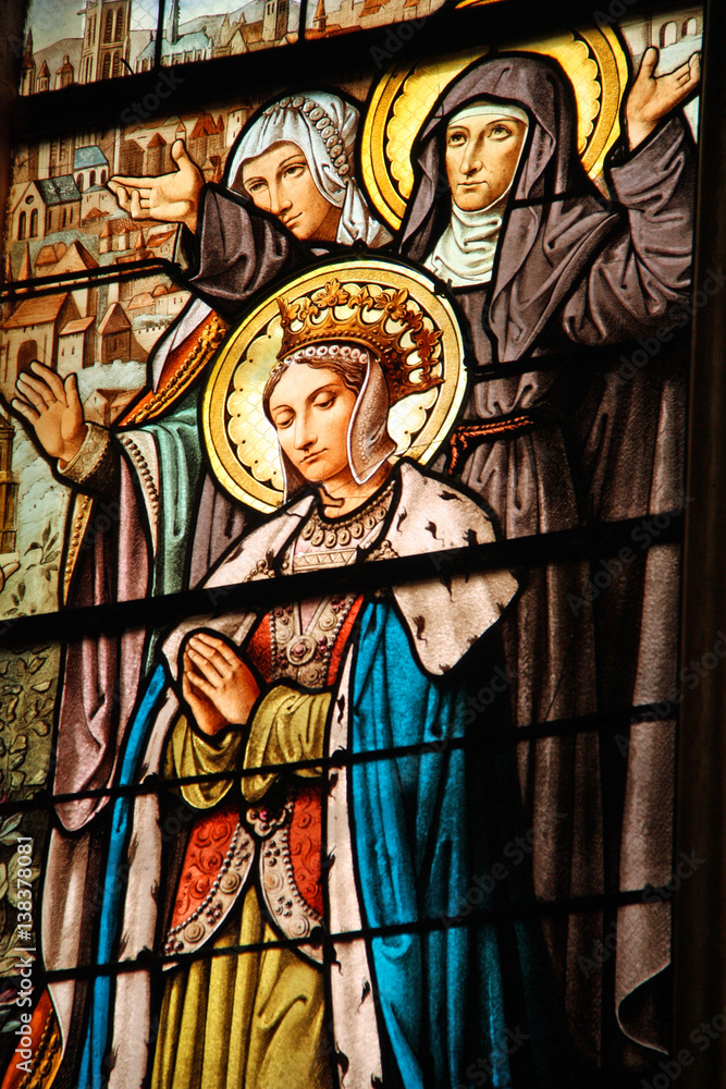 Vitrail de la Vierge en prière à l'église Saint-Eustache à Paris, France