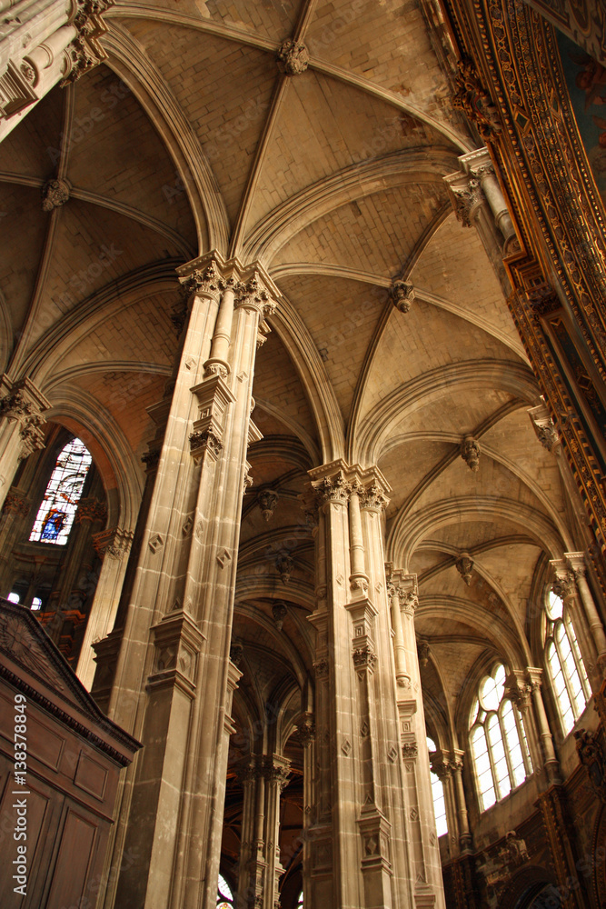 Voûtes gothiques de l'église Saint-Eustache à Paris, France