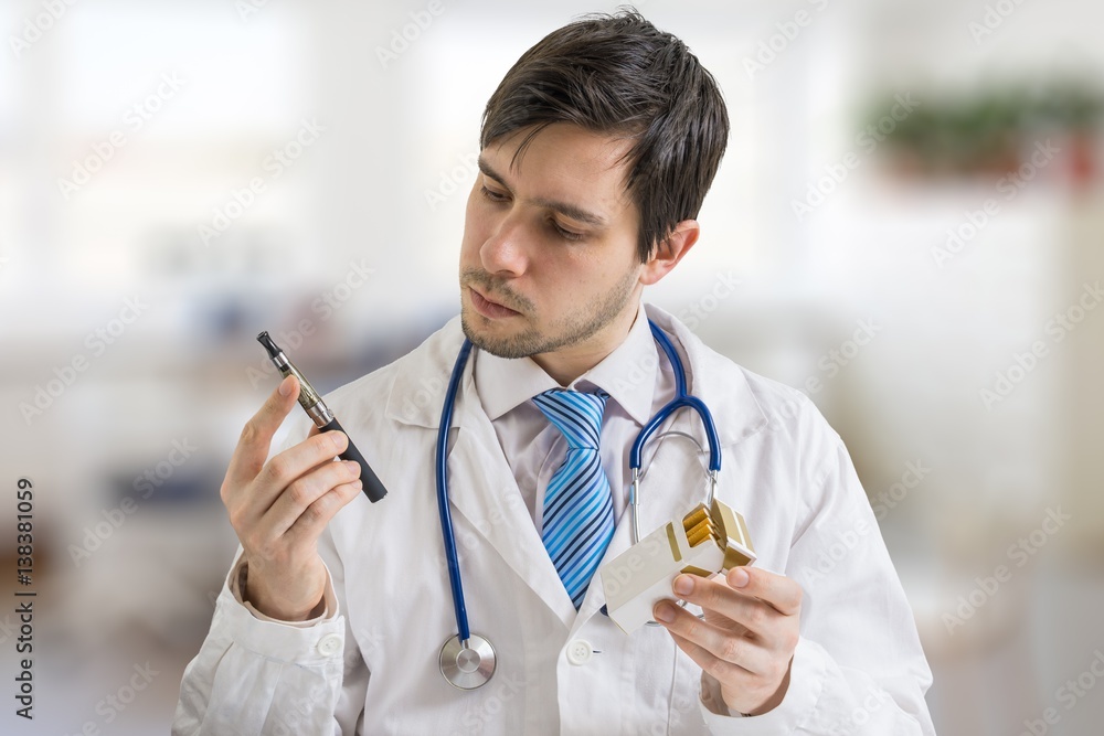 Φωτογραφία Doctor is comparing effect on health of electronic vaporizer and conventional tobacco cigarettes