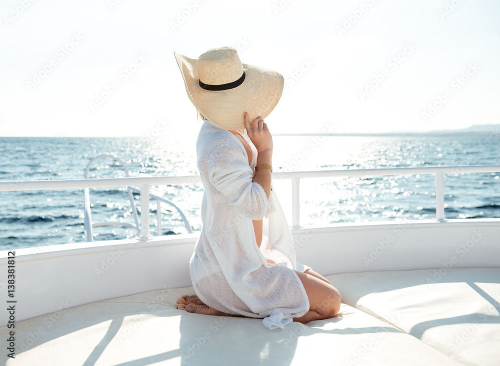 Φωτογραφία Side view photo of young amazing woman on the yacht