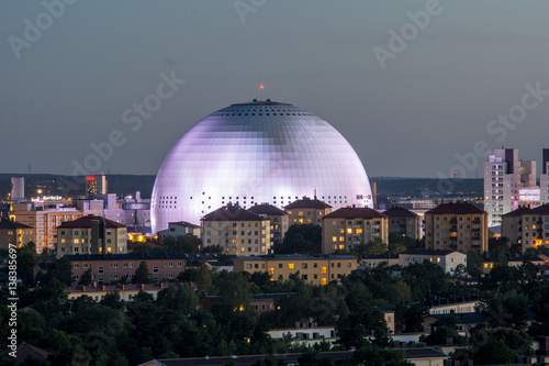 Konstfotografi Globen en sommarnatt sett från Hammarbybacken