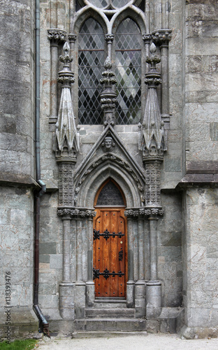 Fassadendetail mit Fenster und Portal aus der Gotik an der Domkirke von Stavanger, Rogaland, Norwegen