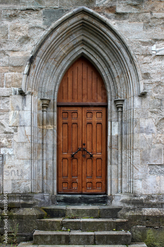 Wallpaper Mural Fassadendetail mit Portal und hölzerner Tür aus der Gotik an der Domkirke von Bergen, Hordaland, Norwegen Torontodigital.ca