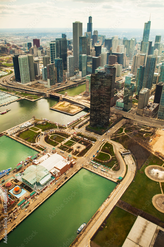 Obraz premium Aerial view of Navy Pier and downtown Chicago, Illinois