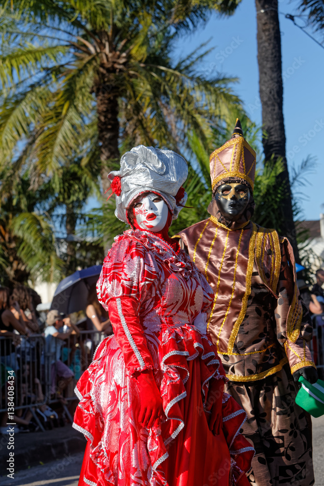 Beau couple masqué à la parade du littoral de Kourou en Guyane française