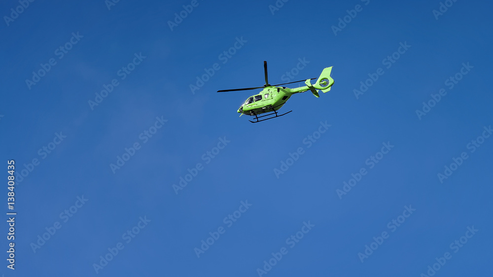 Un hélicoptère vert dans un ciel bleu Un hélicoptère vert dans un ciel bleu