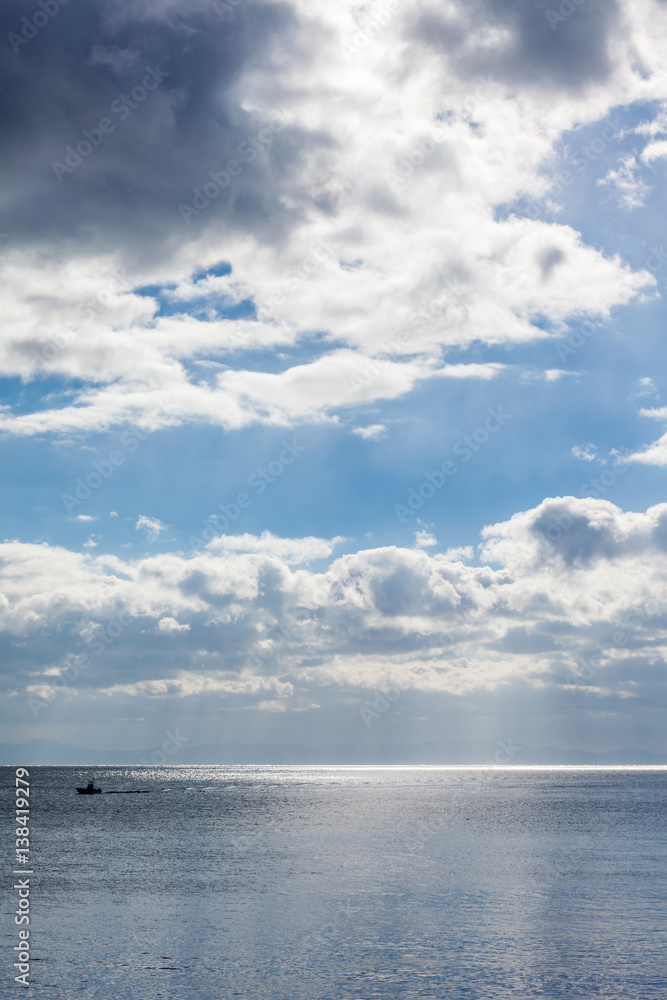 津軽海峡の空と下北半島の影