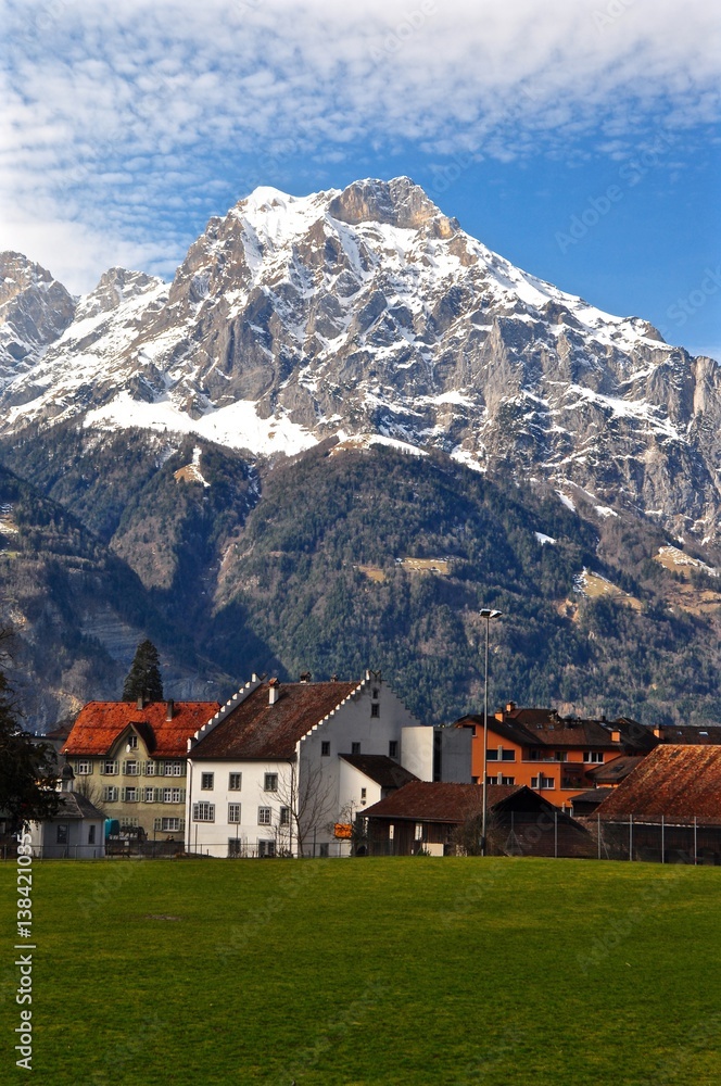 Gemeinde Altdorf im Kanton Uri in der Zentralschweiz / Innerschweiz mit den schneebedeckten Berge: Uri Rotstock und Gitschen mit Schnee Gemeinde Altdorf im Kanton Uri in der Zentralschweiz / Innerschweiz mit den schneebedeckten Berge: Uri Rotstock und Gitschen mit Schnee