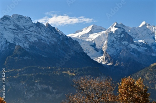 Schneeberge: Schwarzhorn, Wildgärst, und Faulhorn, schneebedeckt im Herbst im Berner Oberland, Schweiz
