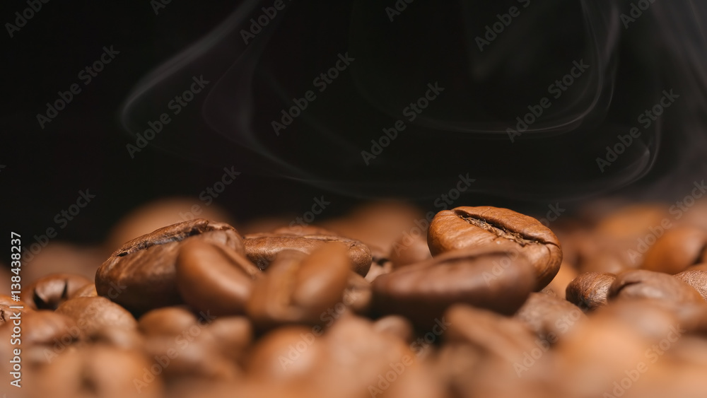 MACRO: Thin aroma over a coffee beans