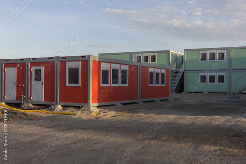 Containersiedlung mit roten und grünen Wohncontainern © fotoman1962