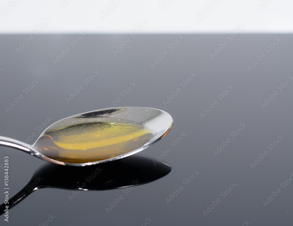 Löffel Freisteller mit Oel für Speisen Kochen in der Küche StockFoto Adobe Stock