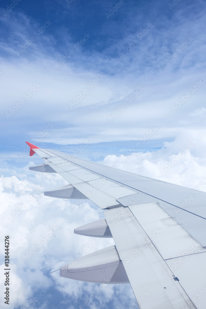 Obraz premium Airplane wing on beautiful dramatic sky with cloud