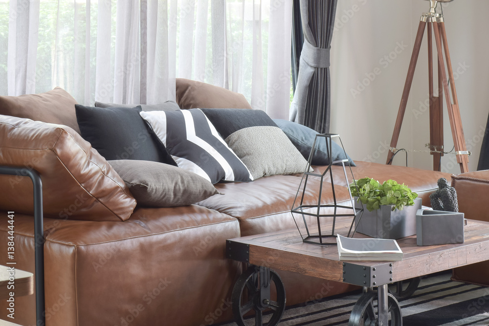 Wood center table with wheel and light brown leather sofa in industrial  style decoration foto de Stock | Adobe Stock